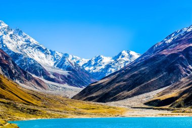 Naran Vadisi, Mansehra Bölgesi, Khyber-Pakhtunkhwa, Pakistan 'ın kuzey bölgelerindeki kar dağlarının jeolojik yapısı