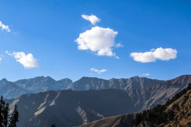 Naran Vadisi, Mansehra Bölgesi, Khyber-Pakhtunkhwa, Pakistan 'ın kuzey bölgelerindeki kar dağlarının jeolojik yapısı