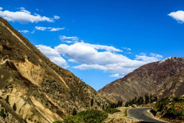 Naran Vadisi, Mansehra Bölgesi, Khyber-Pakhtunkhwa, Pakistan 'ın kuzey bölgelerindeki kar dağlarının jeolojik yapısı