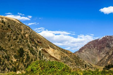 Naran Vadisi, Mansehra Bölgesi, Khyber-Pakhtunkhwa, Pakistan 'ın kuzey bölgelerindeki kar dağlarının jeolojik yapısı