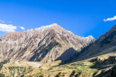 Naran Vadisi, Mansehra Bölgesi, Khyber-Pakhtunkhwa, Pakistan 'ın kuzey bölgelerindeki kar dağlarının jeolojik yapısı