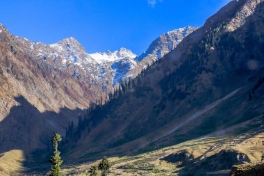 Naran Vadisi, Mansehra Bölgesi, Khyber-Pakhtunkhwa, Pakistan 'ın kuzey bölgelerindeki kar dağlarının jeolojik yapısı
