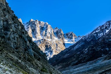 Naran Vadisi, Mansehra Bölgesi, Khyber-Pakhtunkhwa, Pakistan 'ın kuzey bölgelerindeki kar dağlarının jeolojik yapısı