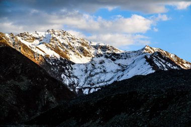 Naran Vadisi, Mansehra Bölgesi, Khyber-Pakhtunkhwa, Pakistan 'ın kuzey bölgelerindeki kar dağlarının jeolojik yapısı
