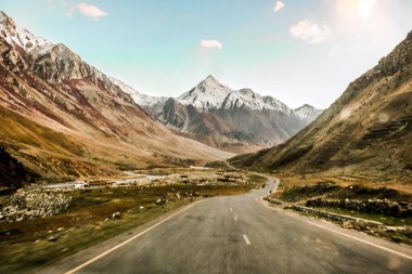 Naran Vadisi, Mansehra Bölgesi, Khyber-Pakhtunkhwa, Pakistan 'ın kuzey bölgelerindeki kar dağlarının jeolojik yapısı