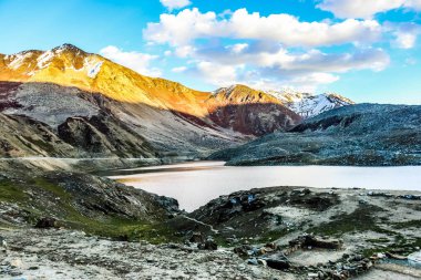 Naran Vadisi, Mansehra Bölgesi, Hayber-Pakhtunkhwa, Pakistan 'ın kuzey bölgelerindeki dağlık ninja gölünün jeolojik manzarası