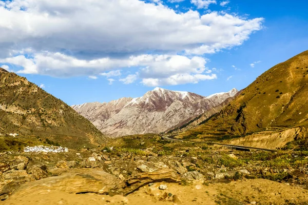 Naran Vadisi, Mansehra Bölgesi, Khyber-Pakhtunkhwa, Pakistan 'ın kuzey bölgelerindeki kar dağlarının jeolojik yapısı