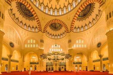 University City 'deki Sharjah Camii' nin iç manzarası, Dubai 'deki Ünlü Turist Çekimi ve BAE' deki İkinci Büyük Mescid.