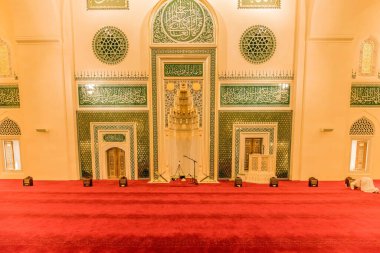 University City 'deki Sharjah Camii' nin iç manzarası, Dubai 'deki Ünlü Turist Çekimi ve BAE' deki İkinci Büyük Mescid.