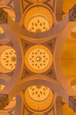 University City 'deki Sharjah Camii' nin iç manzarası, Dubai 'deki Ünlü Turist Çekimi ve BAE' deki İkinci Büyük Mescid.
