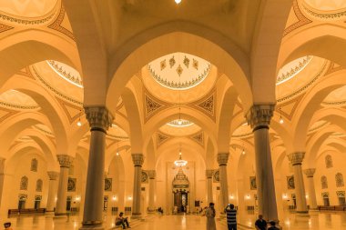 University City 'deki Sharjah Camii' nin iç manzarası, Dubai 'deki Ünlü Turist Çekimi ve BAE' deki İkinci Büyük Mescid.