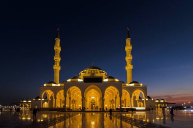 Üniversite 'deki Sharjah Camii' nin gece manzarası, Dubai 'deki Ünlü Turist Çekimi ve BAE' deki İkinci Büyük Mescid.