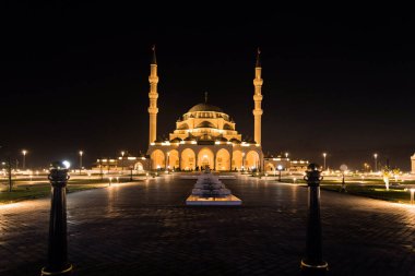 Üniversite 'deki Sharjah Camii' nin gece manzarası, Dubai 'deki Ünlü Turist Çekimi ve BAE' deki İkinci Büyük Mescid.