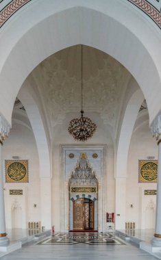 University City 'deki Sharjah Camii' nin iç avlusu, Dubai 'deki Ünlü Turist Çekimi ve BAE' deki İkinci Büyük Mescid.