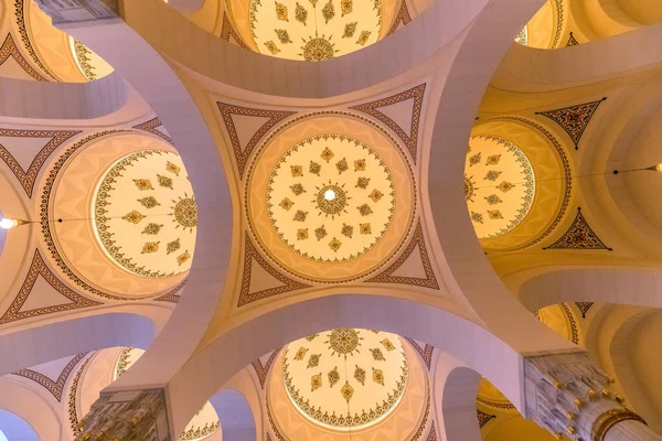 University City 'deki Sharjah Camii' nin iç manzarası, Dubai 'deki Ünlü Turist Çekimi ve BAE' deki İkinci Büyük Mescid.