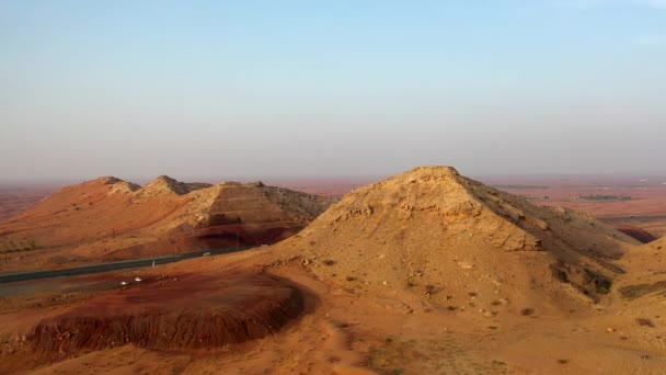 Geologiska Landskap Jabal Jais Kännetecknas Torra Och Steniga Berg Lerberg — Stockvideo