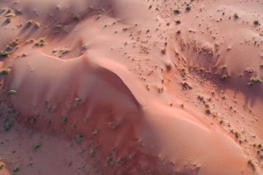 Dubai 'deki Kum Dalgacıkları ile Kuru Çöl' ün Drone görünümü, Birleşik Arap Emirlikleri 'ndeki Yüksek Kumul Çölü Jeolojik Peyzajı 