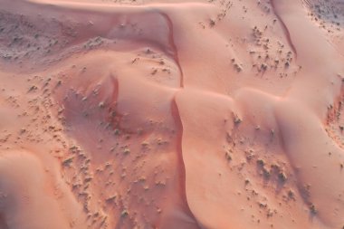 Dubai 'deki Kum Dalgacıkları ile Kuru Çöl' ün Drone görünümü, Birleşik Arap Emirlikleri 'ndeki Yüksek Kumul Çölü Jeolojik Peyzajı 