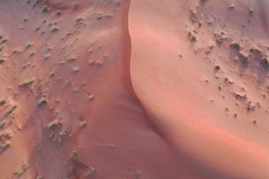 Dubai 'deki Kum Dalgacıkları ile Kuru Çöl' ün Drone görünümü, Birleşik Arap Emirlikleri 'ndeki Yüksek Kumul Çölü Jeolojik Peyzajı 