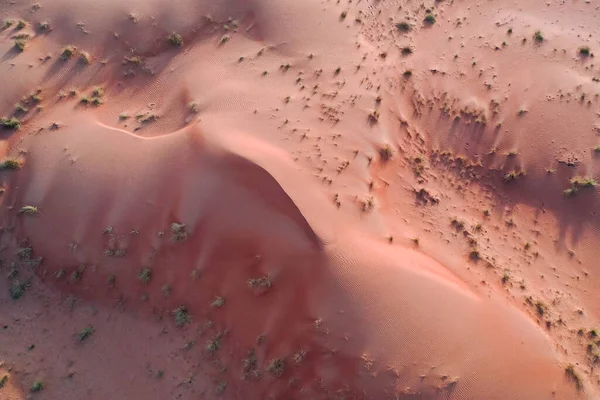 Dubai 'deki Kum Dalgacıkları ile Kuru Çöl' ün Drone görünümü, Birleşik Arap Emirlikleri 'ndeki Yüksek Kumul Çölü Jeolojik Peyzajı 