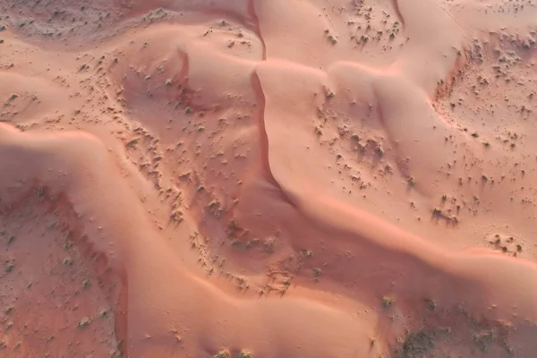 Dubai 'deki Kum Dalgacıkları ile Kuru Çöl' ün Drone görünümü, Birleşik Arap Emirlikleri 'ndeki Yüksek Kumul Çölü Jeolojik Peyzajı 