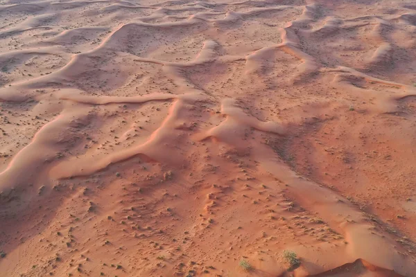 Dubai 'deki Kum Dalgacıkları ile Kuru Çöl' ün Drone görünümü, Birleşik Arap Emirlikleri 'ndeki Yüksek Kumul Çölü Jeolojik Peyzajı 