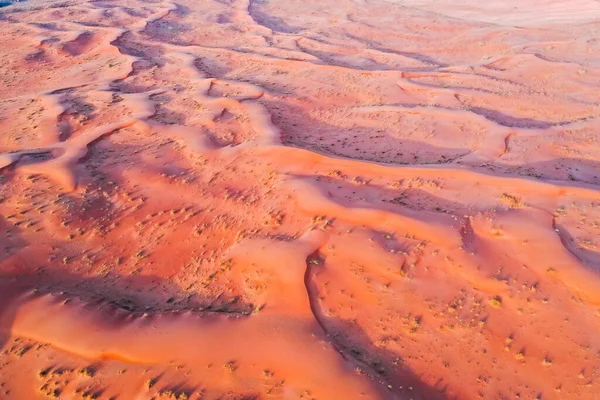 Dubai 'deki Kum Dalgacıkları ile Kuru Çöl' ün Drone görünümü, Birleşik Arap Emirlikleri 'ndeki Yüksek Kumul Çölü Jeolojik Peyzajı 