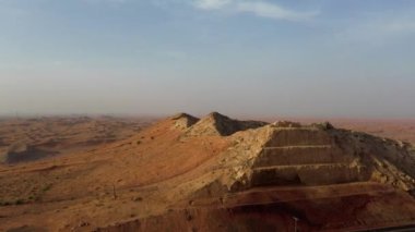 Kum Dalgacıkları ile Kuru Çöldeki Sedimenter Kayaların Drone görünümü, Birleşik Arap Emirliklerindeki Yüksek Kumul Çölü Jeolojik Arazisi 