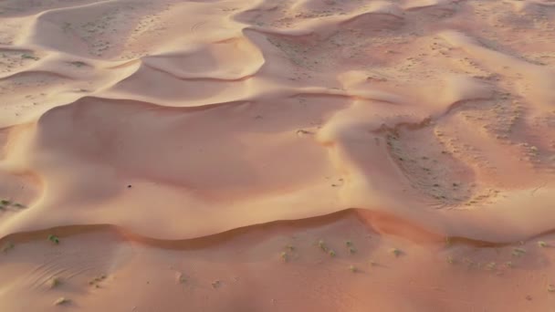 アラブ首長国連邦の砂丘砂漠の砂の波紋 地質景観とドバイの乾燥砂漠のドローンビュー — ストック動画
