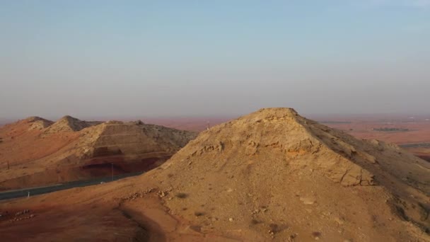 Drónnézet Üledékes Sziklák Száraz Sivatagban Homokvonallal Geológiai Táj Magas Dűne — Stock videók