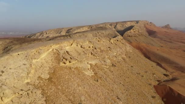 砂の波紋と乾燥砂漠の堆積岩のドローンビュー アラブ首長国連邦の高砂丘砂漠の地質景観 — ストック動画