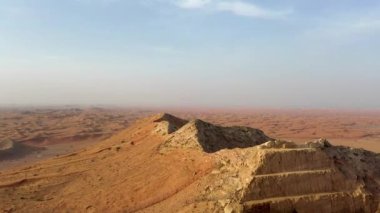 Meliha Çölü 'ndeki Kum Dalgacıkları' ndaki Fosil Kayaları 'nın insansız hava aracı görüntüsü Birleşik Arap Emirlikleri' ndeki Kum Tepeleri Çölü 'nün Jeolojik Manzarası 