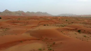 Dubai 'deki Kum Dalgacıkları ile Kuru Çöl' ün Drone görünümü, Birleşik Arap Emirlikleri 'ndeki Yüksek Kumul Çölü Jeolojik Peyzajı 