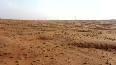Dubai 'deki Kum Dalgacıkları ile Kuru Çöl' ün Drone görünümü, Birleşik Arap Emirlikleri 'ndeki Yüksek Kumul Çölü Jeolojik Peyzajı 