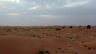 Dubai 'deki Kum Dalgacıkları ile Kuru Çöl' ün Drone görünümü, Birleşik Arap Emirlikleri 'ndeki Yüksek Kumul Çölü Jeolojik Peyzajı 