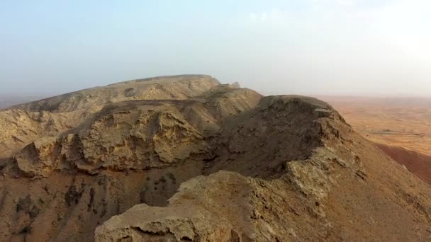 砂の波紋とメリア砂漠の化石岩のドローンビュー アラブ首長国連邦の砂丘砂漠の地質景観 — ストック動画