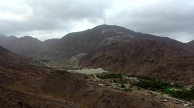 Kalba Dağlarının jeolojik manzarası Dry ve Rocky Dağları, Sharjah, Birleşik Arap Emirlikleri