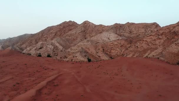 4Kドローン映像 砂の波紋とメリハ砂漠の化石岩の空中ビュー アラブ首長国連邦の砂丘砂漠の地質景観 ドローンビデオ — ストック動画