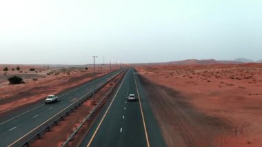 4K İHA Görüntüsü, Sharjah 'taki Çöl Yolu, yolda hız yapan bir araba, Birleşik Arap Emirlikleri' ndeki Yüksek Kumul Çölünün Jeolojik Manzarası, İHA Videoları