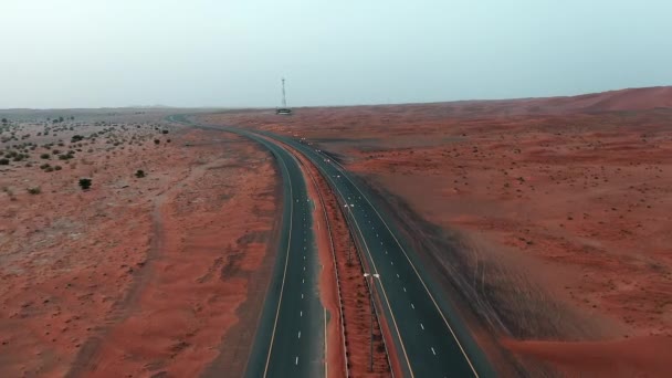4Kドローン映像 アラブ首長国連邦の砂丘砂漠の地質景観 砂の波紋とシャルジャの砂漠の間の道路ドローンビデオ — ストック動画