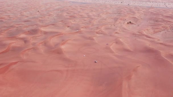 4Kドローン映像 アラブ首長国連邦の砂丘砂漠の地質景観 砂の波紋とシャルジャの乾燥砂漠の空中ビュー ドローンビデオ — ストック動画