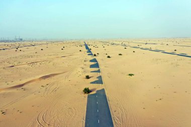Dubai 'deki çöl yolu, Dubais yarı çöl yolu, Birleşik Arap Emirlikleri' ndeki Yüksek Kumul Çölü 'nün jeolojik manzarası.