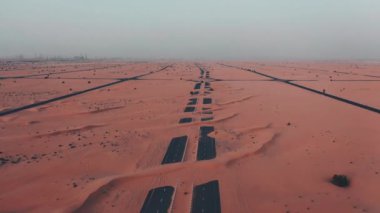 4K İHA Görüntüsü, Dubai 'nin Yarım Çöl Yolu, Birleşik Arap Emirlikleri' ndeki Yüksek Kumul Çölünün Jeolojik Manzarası, İHA Videoları