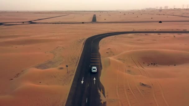 Drone Filmación Camino Entre Desierto Dubai Coche Exceso Velocidad Carretera — Vídeo de stock