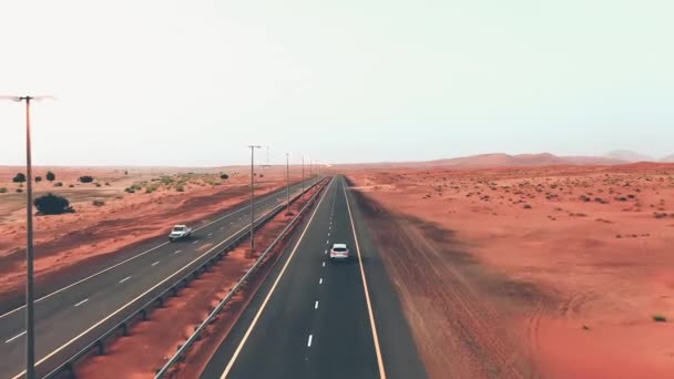 4K Drone Footage, Una strada tra deserto a Sharjah, Una macchina che accelera su strada, Paesaggio geologico del deserto ad alta duna negli Emirati Arabi Uniti, Drone Videos — Video Stock
