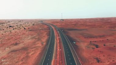 4K İHA Görüntüsü, Sharjah 'taki Çöl ile Kum Dalgacıkları arasındaki Yol, Birleşik Arap Emirlikleri' ndeki Yüksek Kumul Çölünün Jeolojik Arazisi, İHA Videoları