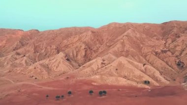 4K Drone Görüntüsü, Meliha Çölü 'ndeki Fosil Kayaları Platosu' nun Kum Dalgacıkları, Birleşik Arap Emirlikleri 'ndeki Kum Tepeleri Çölü' ndeki Sfenksin Jeolojik Peyzajı, Drone Videoları