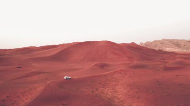 4K Drone Görüntüsü, Dubai 'de Kum Dalgacıkları ile Kuru Çöl' ün Hava Görüntüsü, Birleşik Arap Emirlikleri 'nde Yüksek Kumul Çölünün Jeolojik Manzarası, İHA Videoları