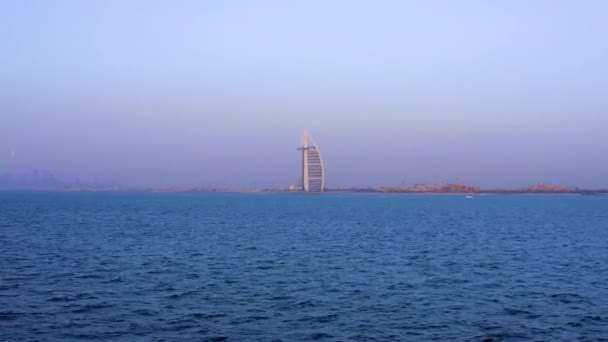 Dubai Drone Filmación, Vista frente al mar de Dubai Burj Al Arab, Una vista desde la playa de Jumeirah, Mar Arábigo, Rascacielos residenciales y de negocios, 4K Videos — Vídeo de stock