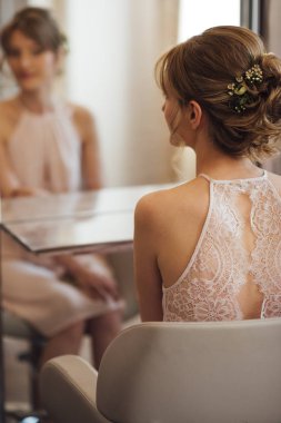 Gelin düğün günü için hazırlanıyor